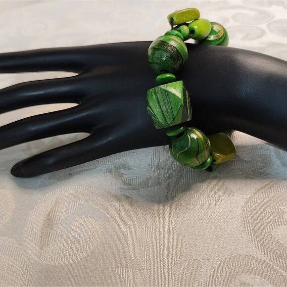 VINTAGE 70S ONE-OF-A-KIND HANDPAINTED GREEN WOODEN STRETCH BRACELET - Picture 3 of 6